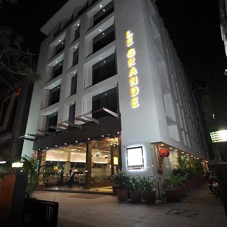 Le Grande Residency -Unmarried Couples Are Not Allowed Ahmedabad Esterno foto