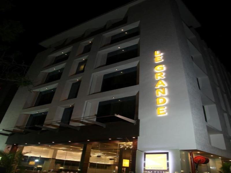 Le Grande Residency -Unmarried Couples Are Not Allowed Ahmedabad Esterno foto