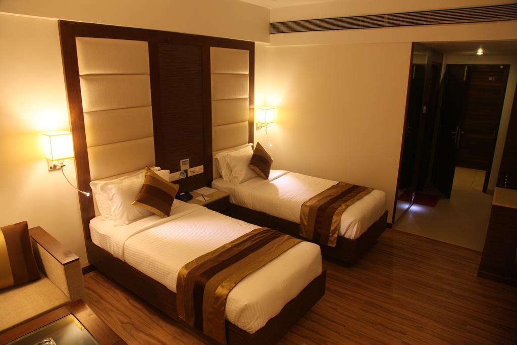 Le Grande Residency -Unmarried Couples Are Not Allowed Ahmedabad Esterno foto