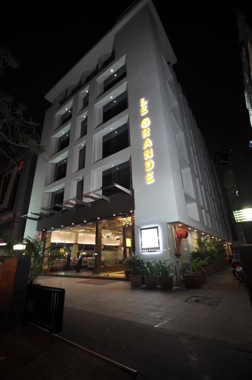 Le Grande Residency -Unmarried Couples Are Not Allowed Ahmedabad Esterno foto
