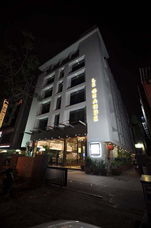 Le Grande Residency -Unmarried Couples Are Not Allowed Ahmedabad Esterno foto