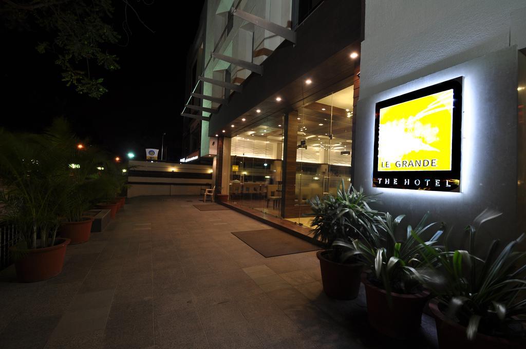 Le Grande Residency -Unmarried Couples Are Not Allowed Ahmedabad Esterno foto
