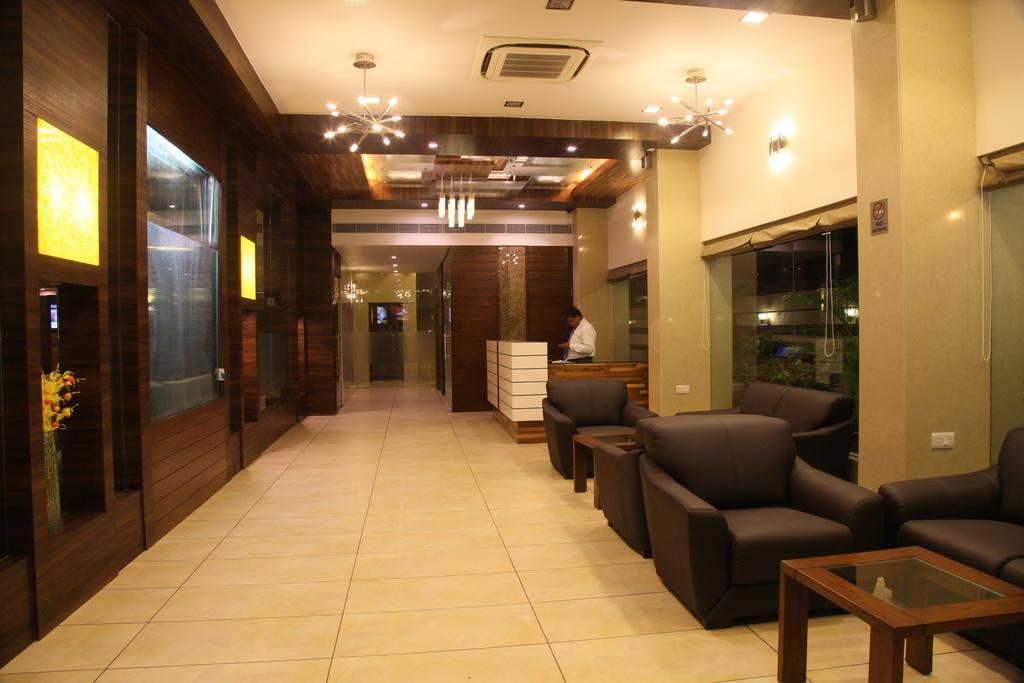 Le Grande Residency -Unmarried Couples Are Not Allowed Ahmedabad Esterno foto