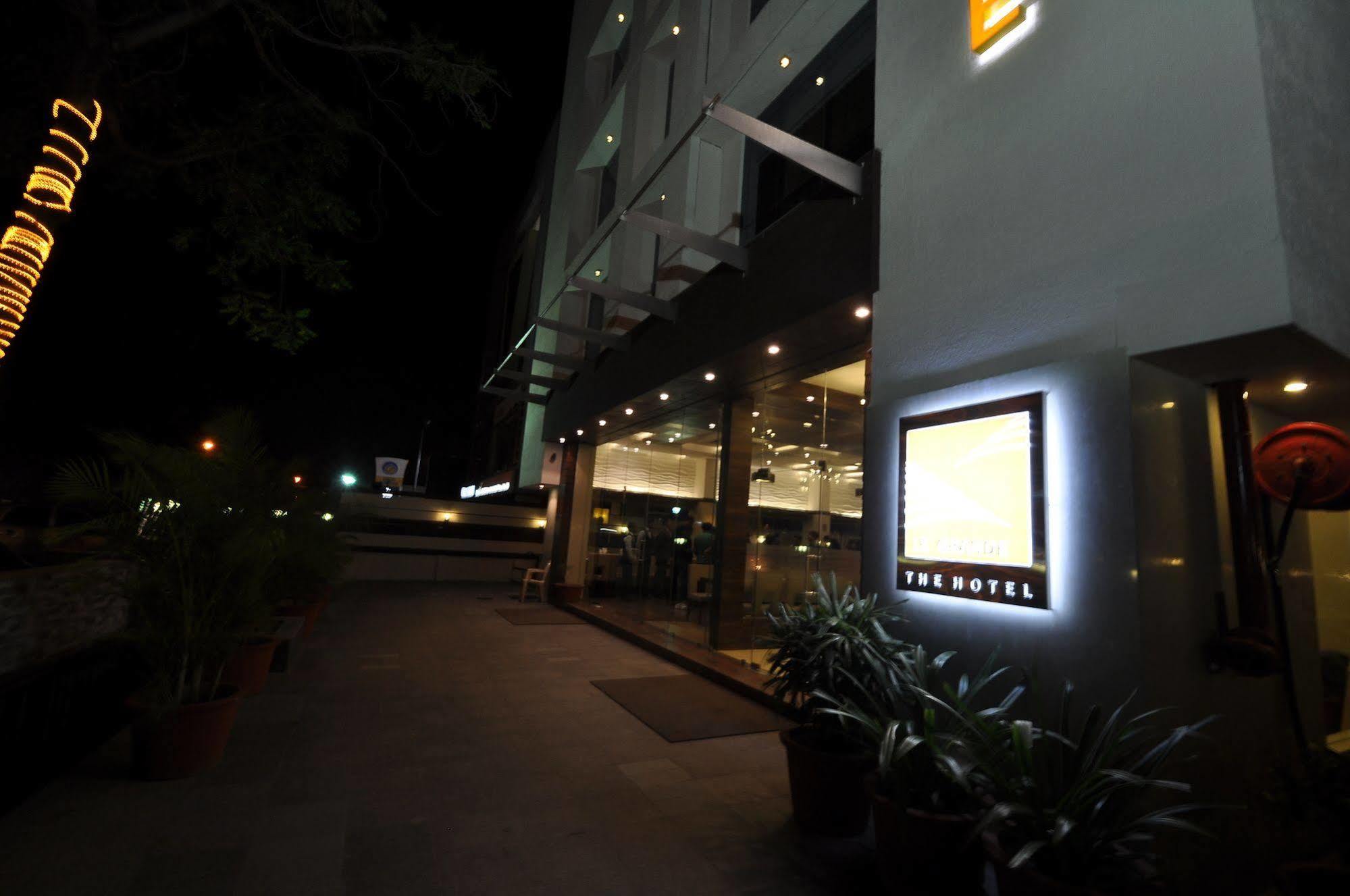Le Grande Residency -Unmarried Couples Are Not Allowed Ahmedabad Esterno foto