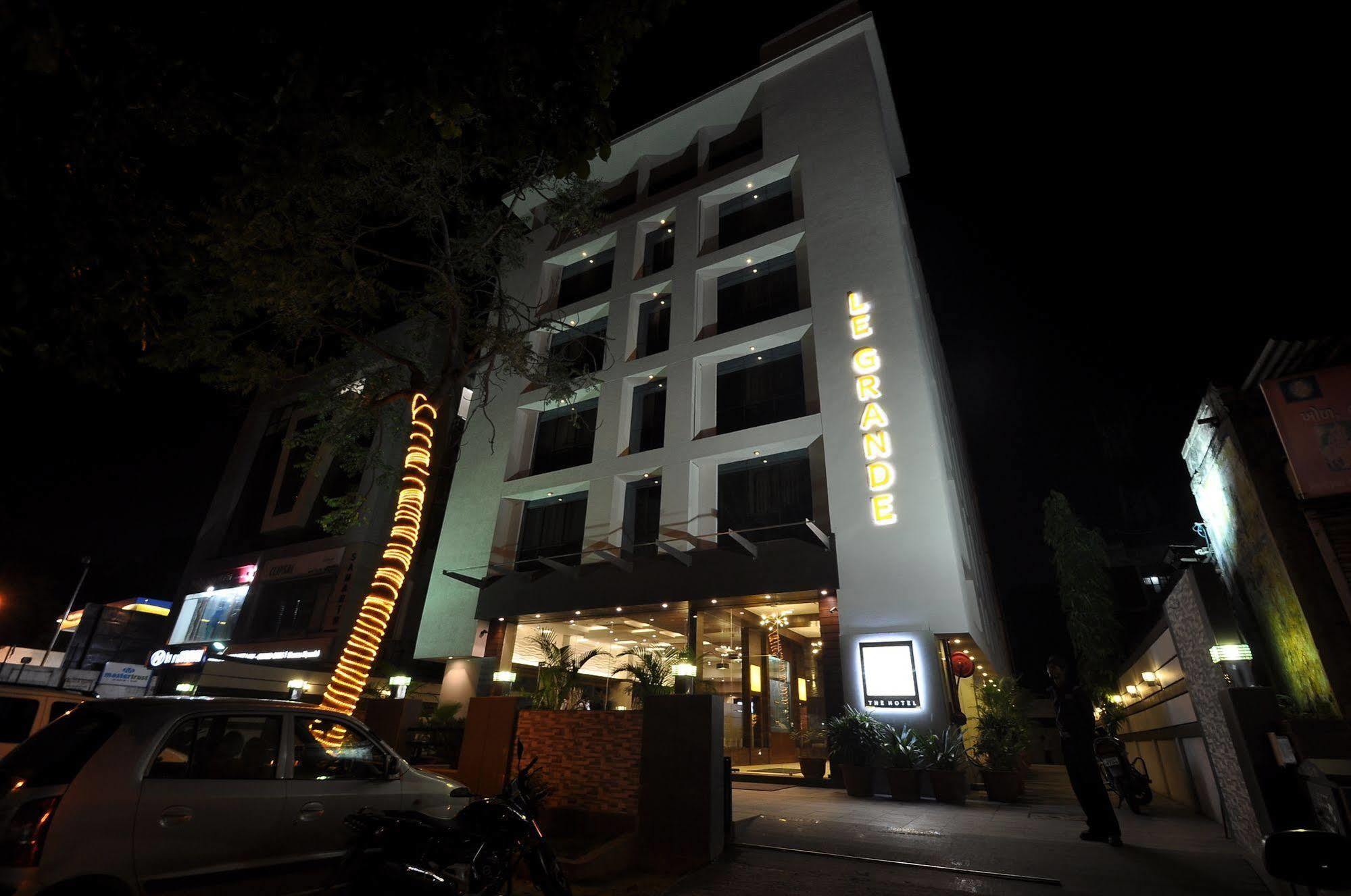 Le Grande Residency -Unmarried Couples Are Not Allowed Ahmedabad Esterno foto
