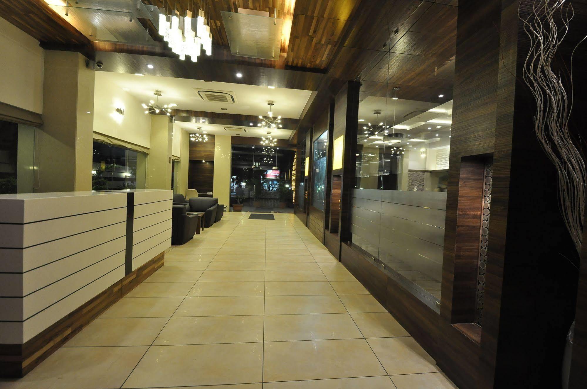 Le Grande Residency -Unmarried Couples Are Not Allowed Ahmedabad Esterno foto