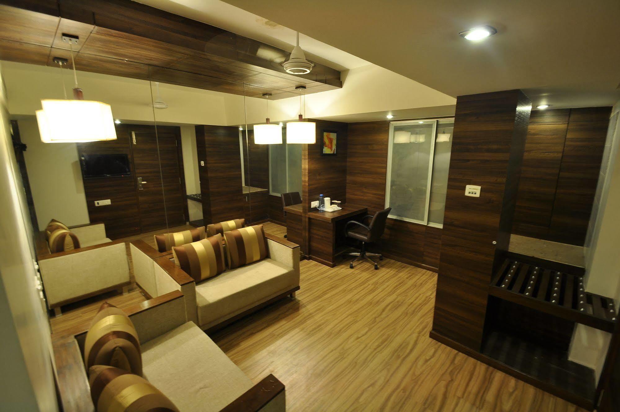 Le Grande Residency -Unmarried Couples Are Not Allowed Ahmedabad Esterno foto