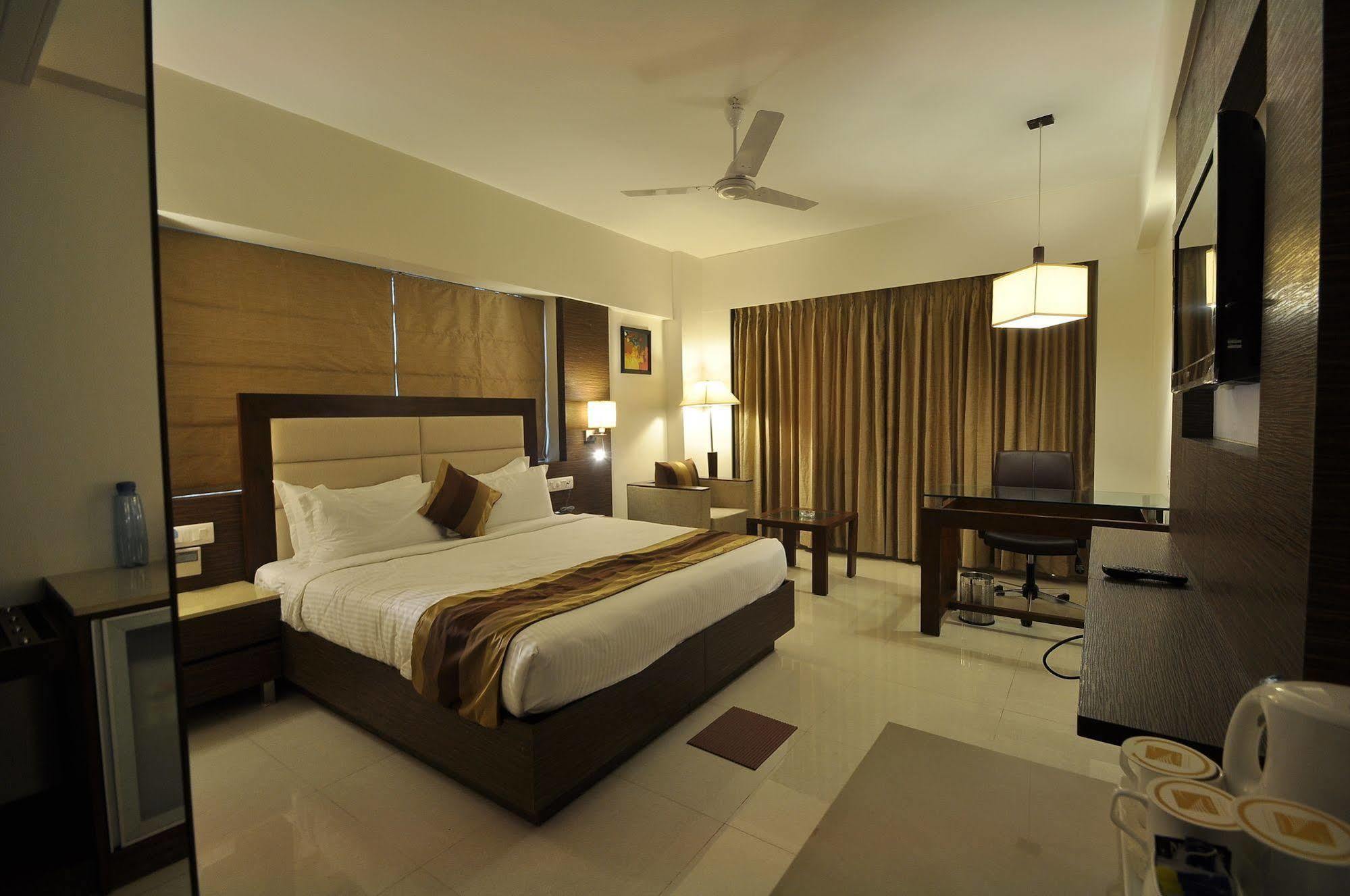Le Grande Residency -Unmarried Couples Are Not Allowed Ahmedabad Esterno foto