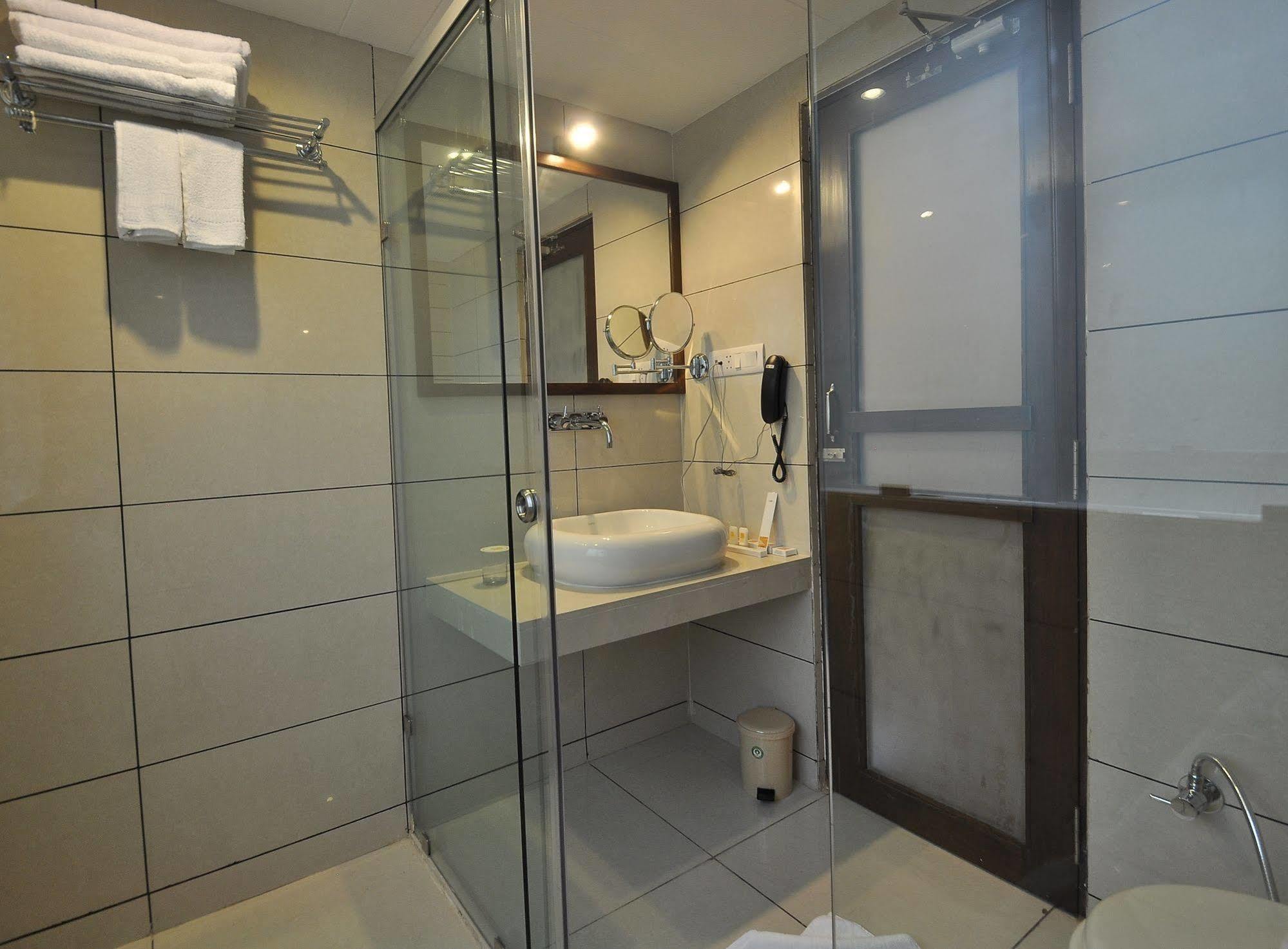 Le Grande Residency -Unmarried Couples Are Not Allowed Ahmedabad Esterno foto