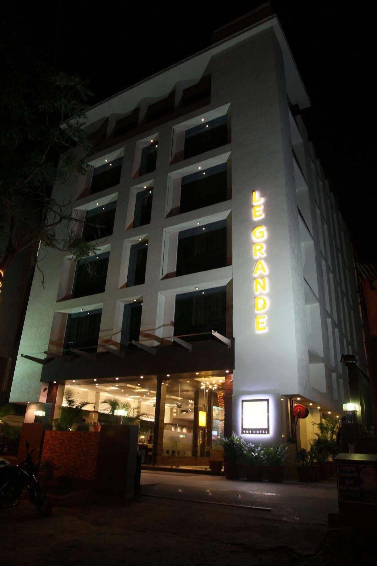 Le Grande Residency -Unmarried Couples Are Not Allowed Ahmedabad Esterno foto