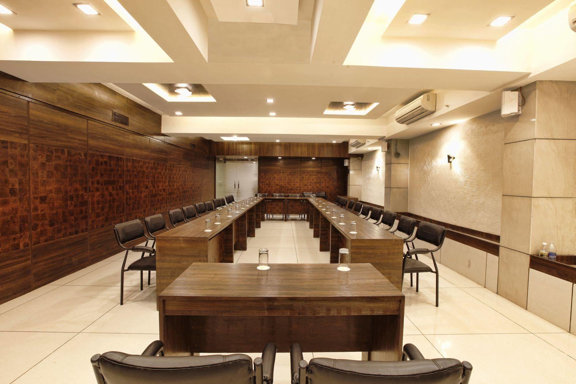Le Grande Residency -Unmarried Couples Are Not Allowed Ahmedabad Esterno foto