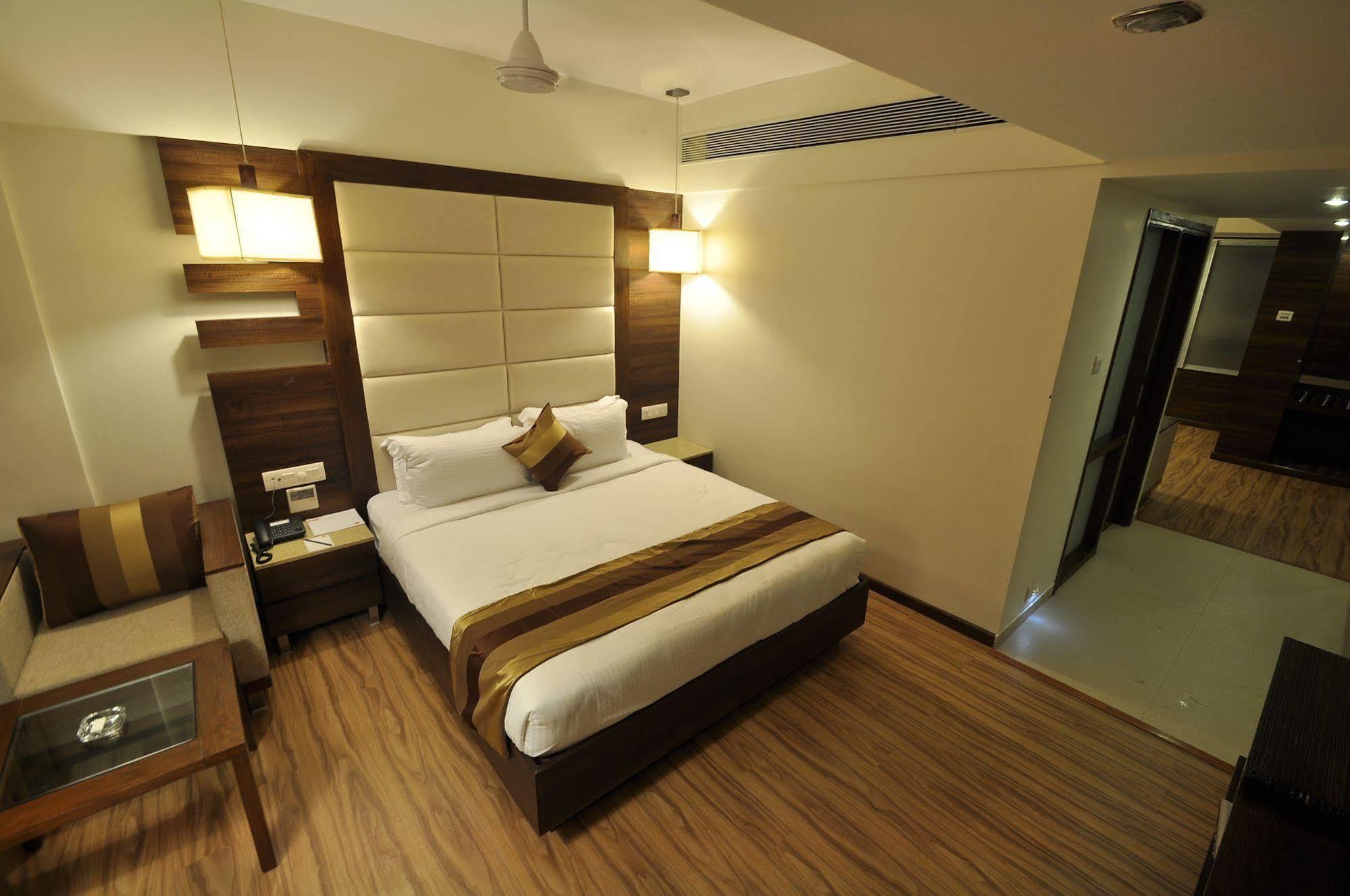 Le Grande Residency -Unmarried Couples Are Not Allowed Ahmedabad Esterno foto
