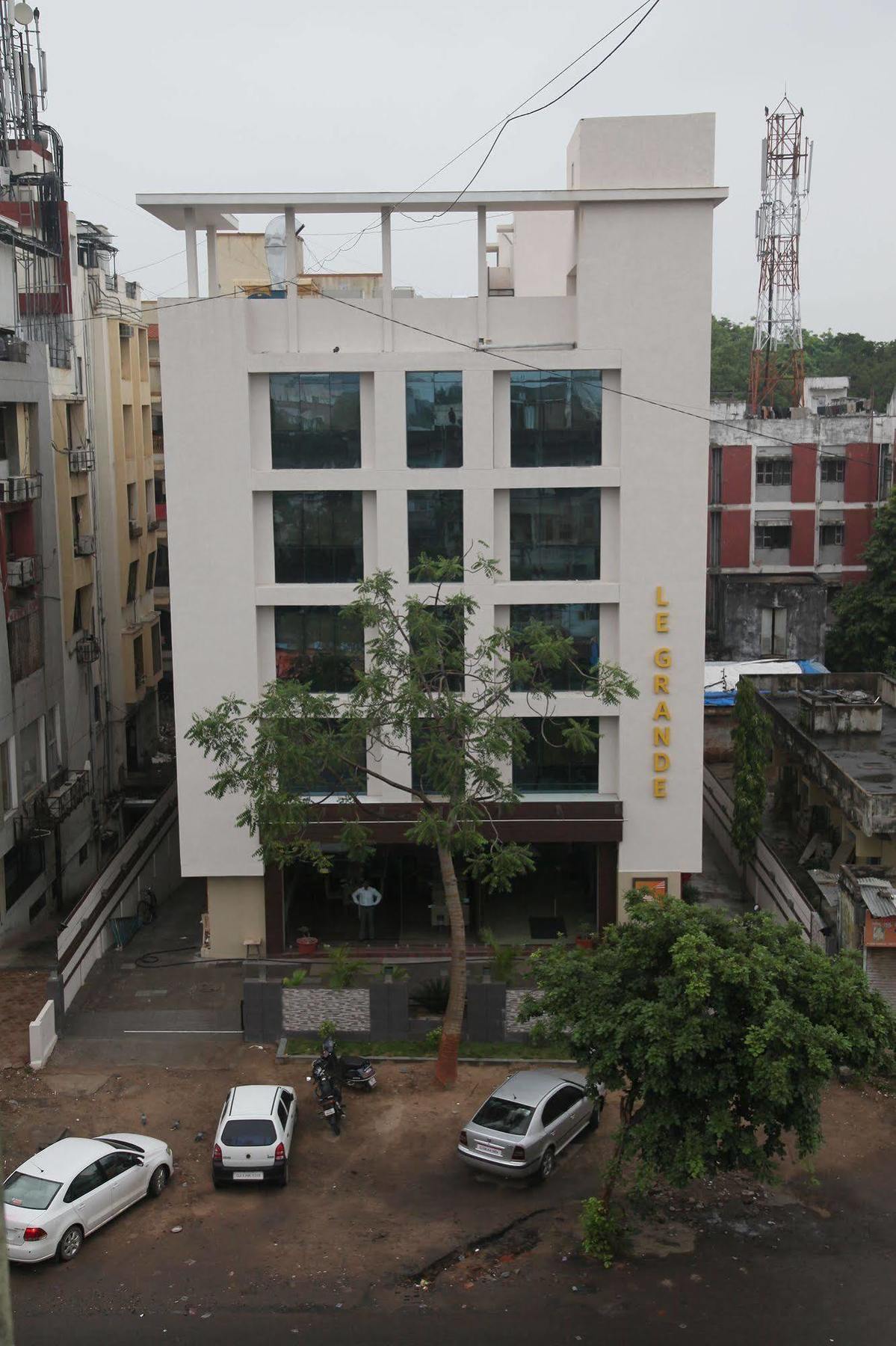 Le Grande Residency -Unmarried Couples Are Not Allowed Ahmedabad Esterno foto
