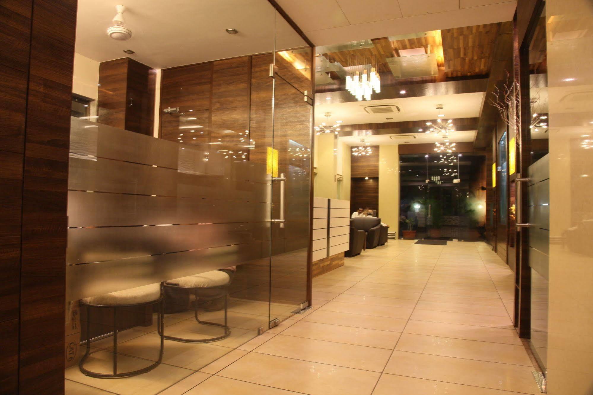 Le Grande Residency -Unmarried Couples Are Not Allowed Ahmedabad Esterno foto