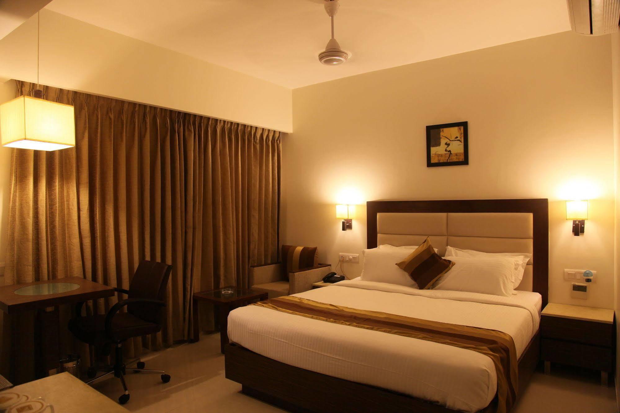 Le Grande Residency -Unmarried Couples Are Not Allowed Ahmedabad Esterno foto