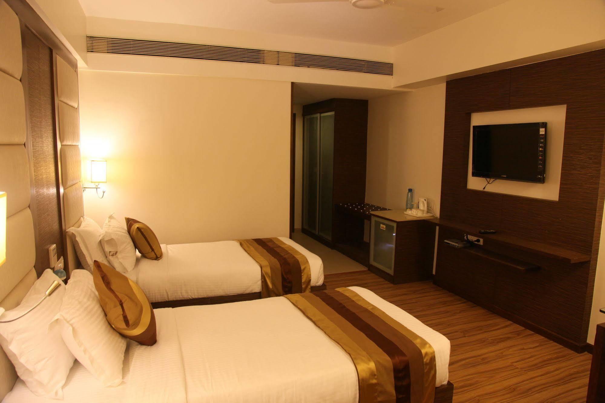 Le Grande Residency -Unmarried Couples Are Not Allowed Ahmedabad Esterno foto